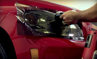 Фото процесса оклейки фары пленкой